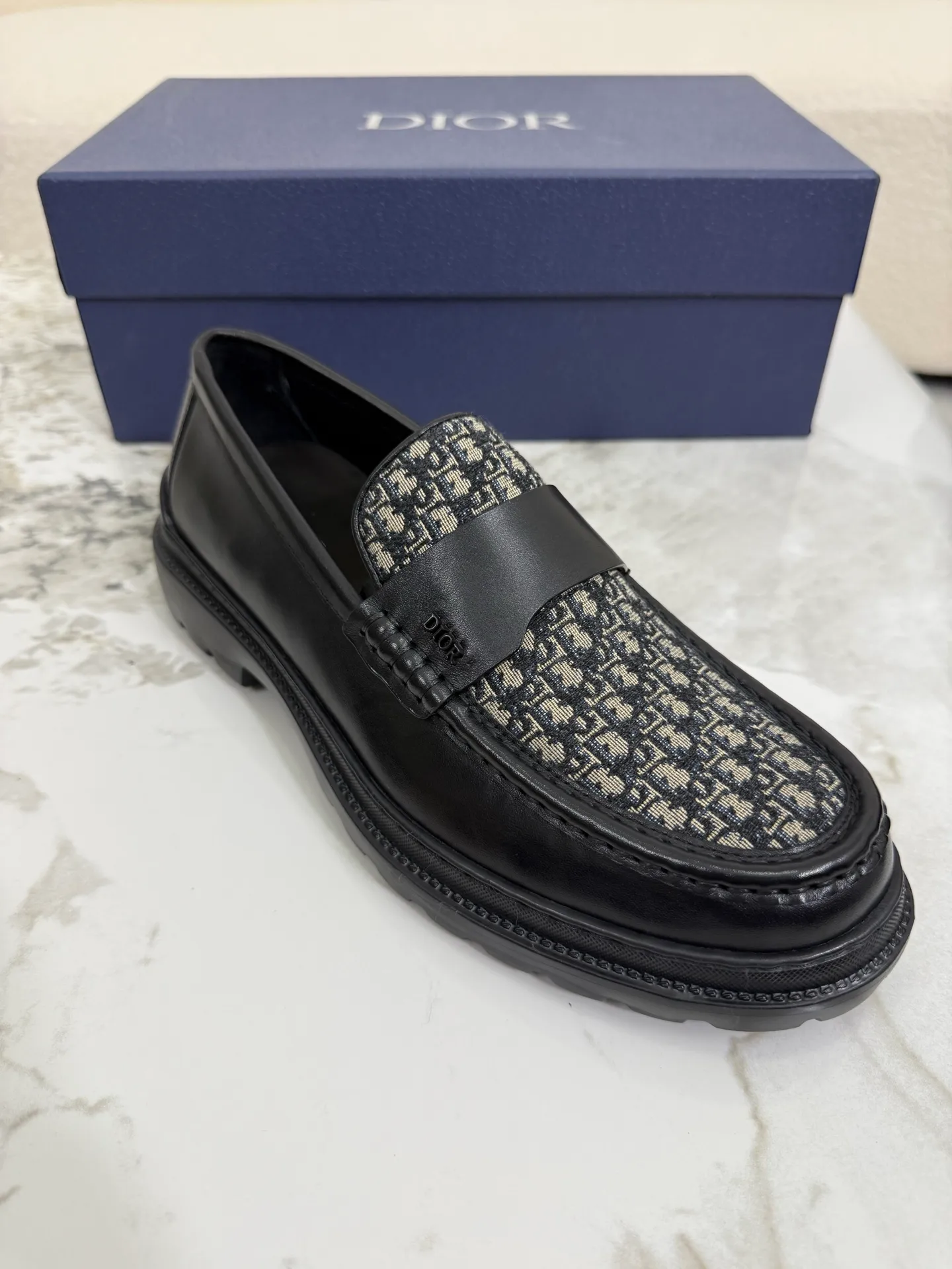 [ DIOR ] Top P: 820💰 ▪️Size: 39-44 (customized for 38.45) Top male leather shoes DIOR Dior combines high-quality materials and exquisite details. The imported cowhide leather upper is embellished with Gancio buckles, showing a luxurious style. Imported cattle. TP sole is light and flexible in texture